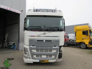 damaged Volvo FH 460 truck tractor