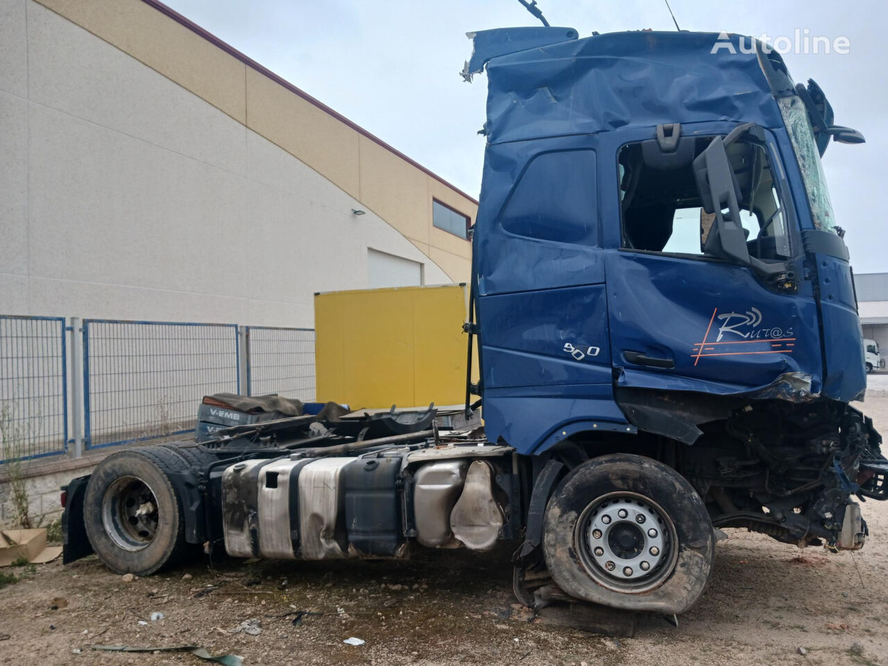 damaged Volvo FH 500 truck tractor