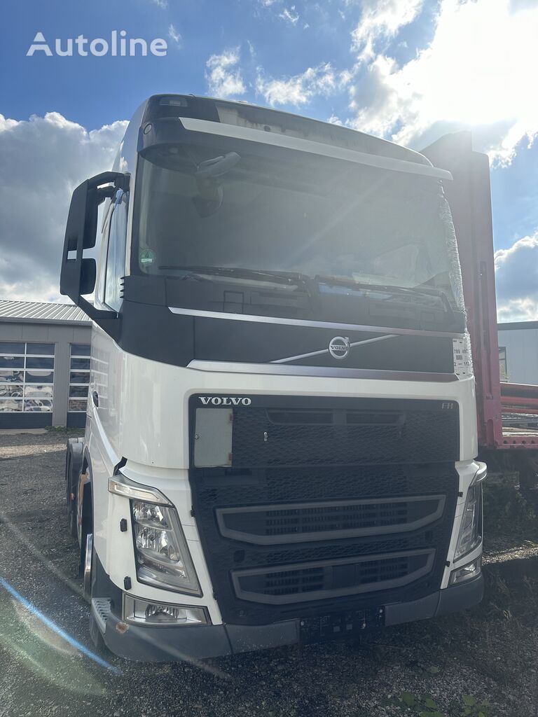 damaged Volvo FH 500 truck tractor