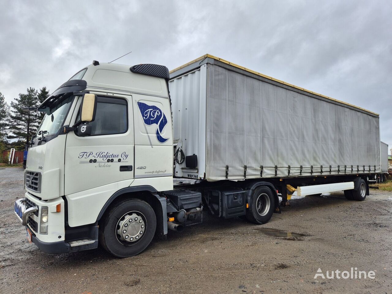 tahač Volvo FH12 420 + shrnovací plachtovy náves