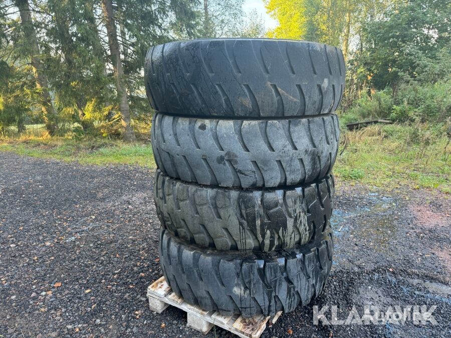 Entreprenaddäck med fälg Volvo L50E wheel