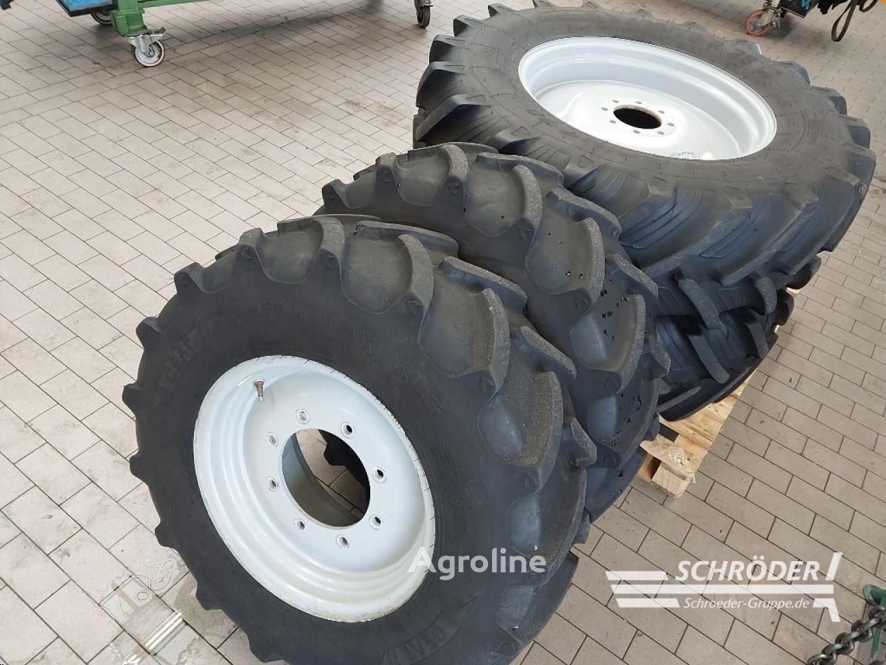 Massey Ferguson KOMPLETTRÄDER 320/85 R20 + 420/70 R28 Rad - Agroline