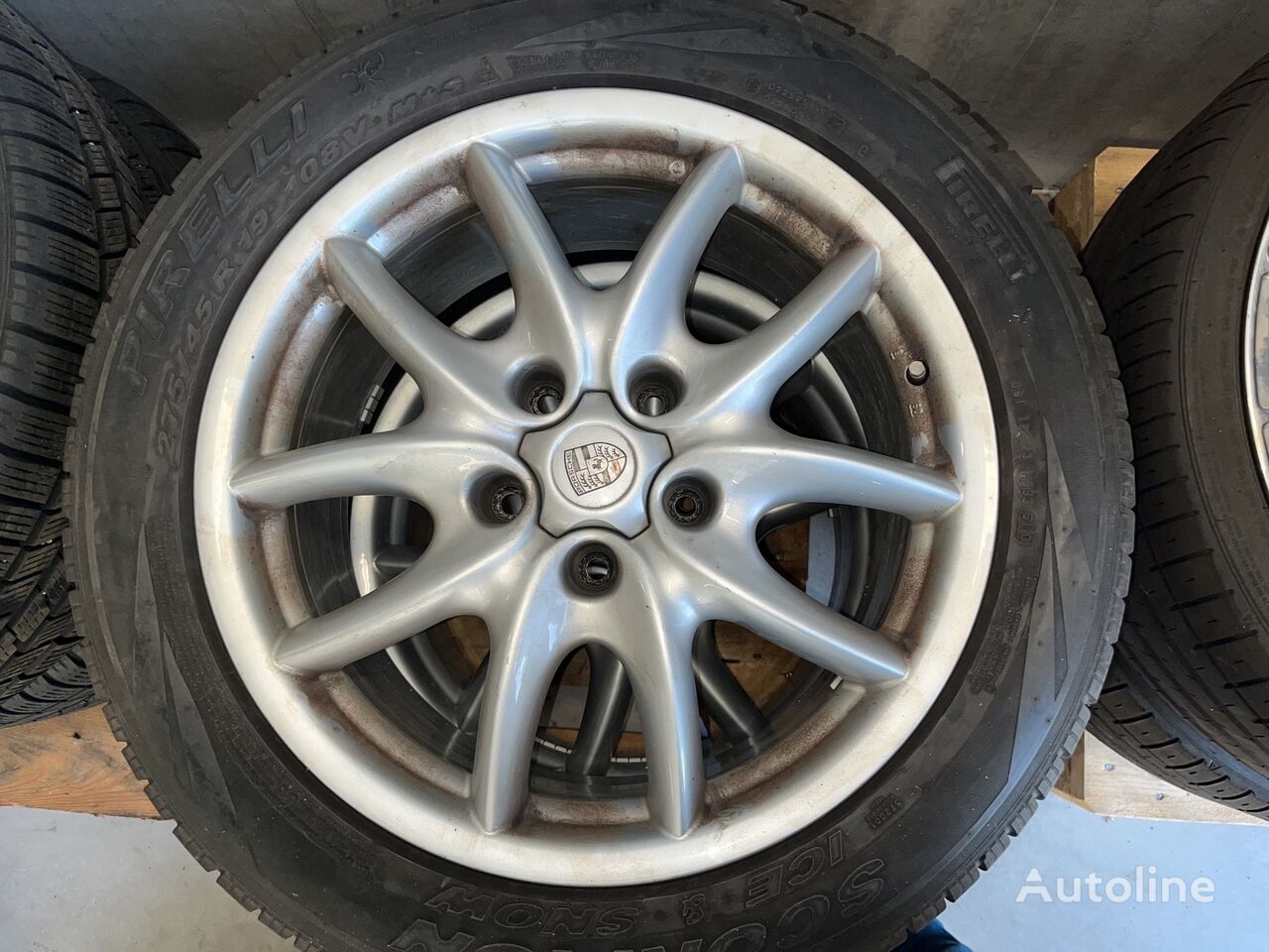 roda Pirelli Vinterdäck på fälg Porsche Cayenne 2006  säljes via auktion