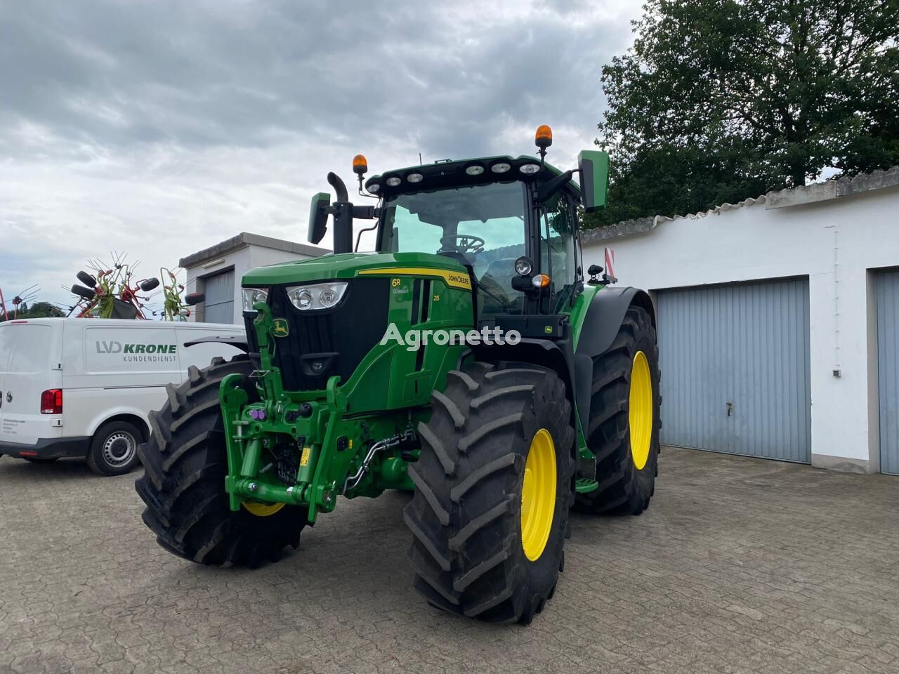 tracteur à roues 6R 215