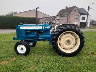 tracteur à roues Ford 5000