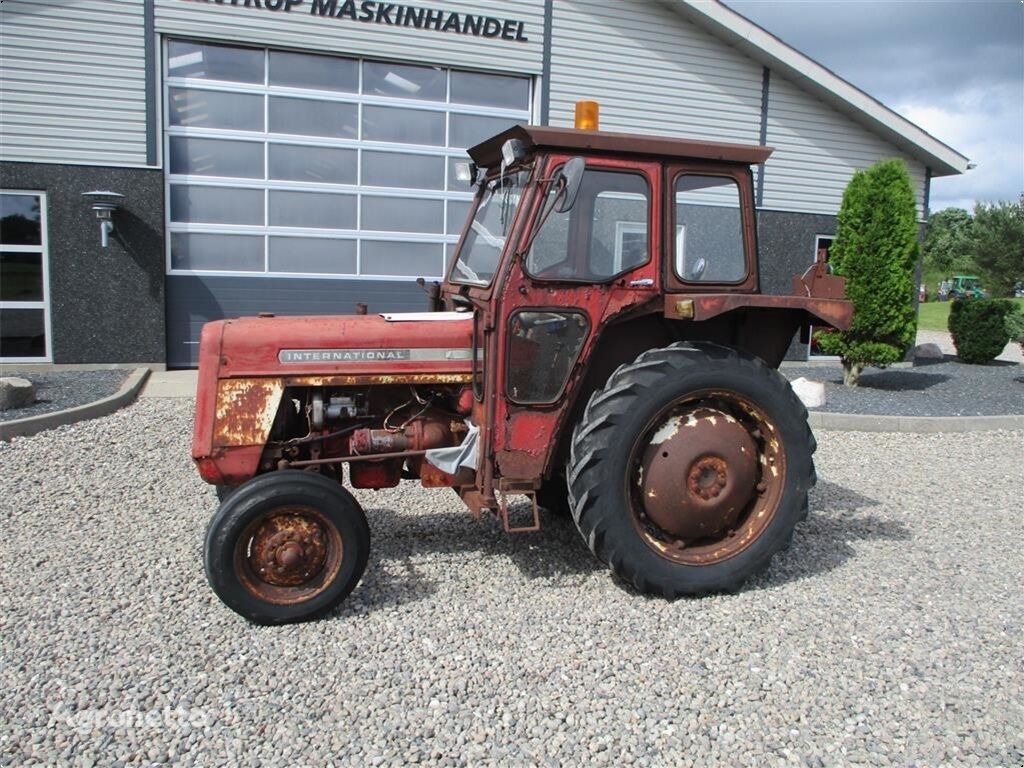 kolesový traktor IH  444 Motor sidder fast