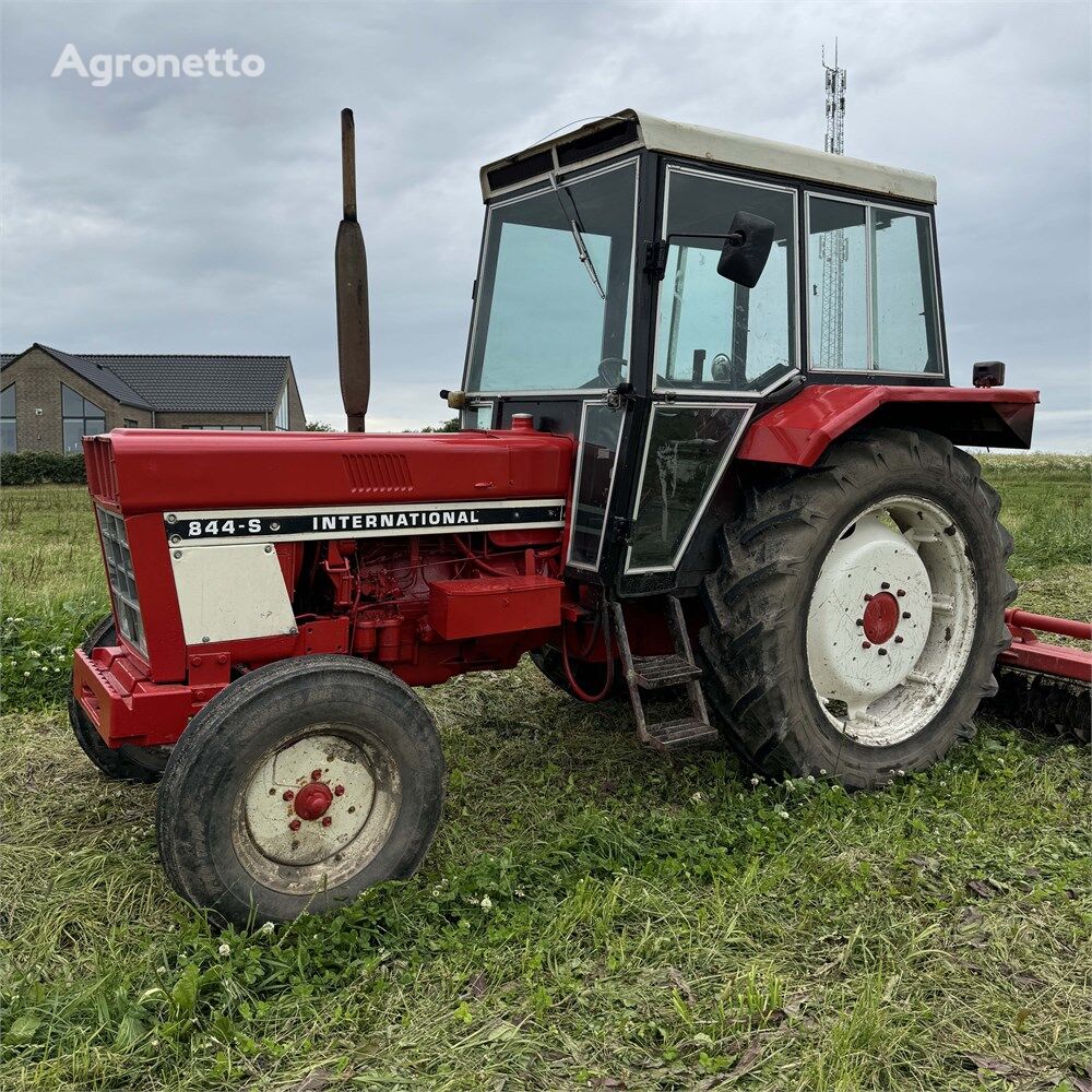 kolesový traktor IH 844 - S