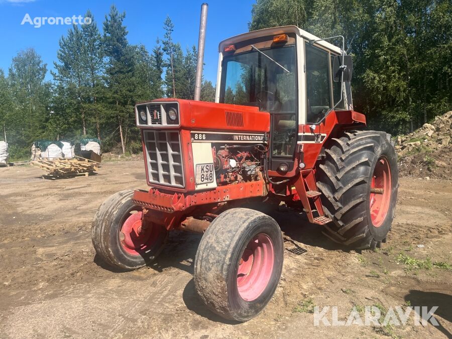 trattore gommato International 886