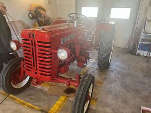 جرار بعجلات International Farmall D-320