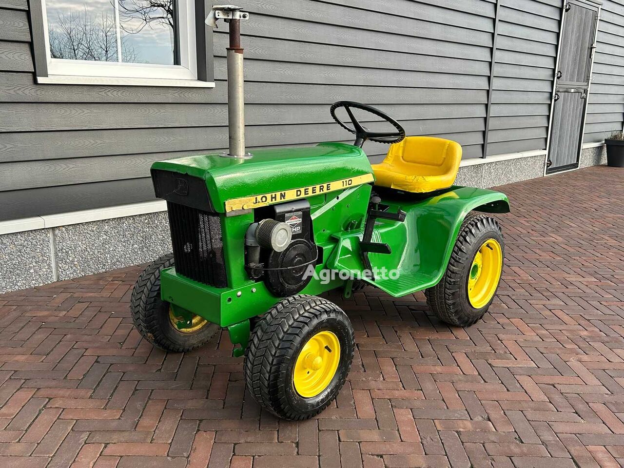 جرار بعجلات John Deere 110 Garden Tractor