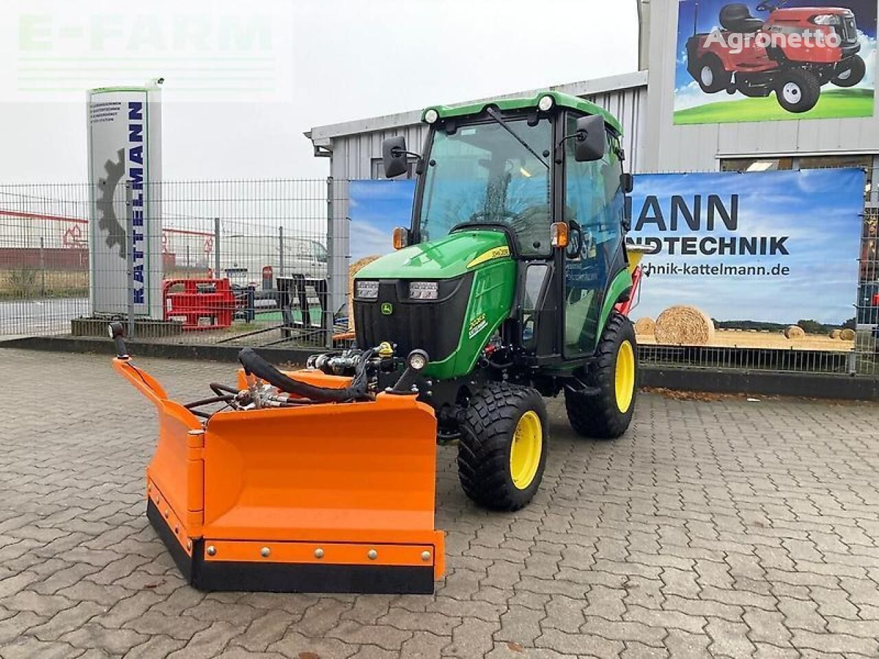 John Deere 2026r (neu) mit schild und streuer wheel tractor