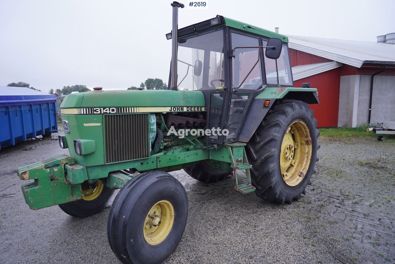 trattore gommato John Deere 3140