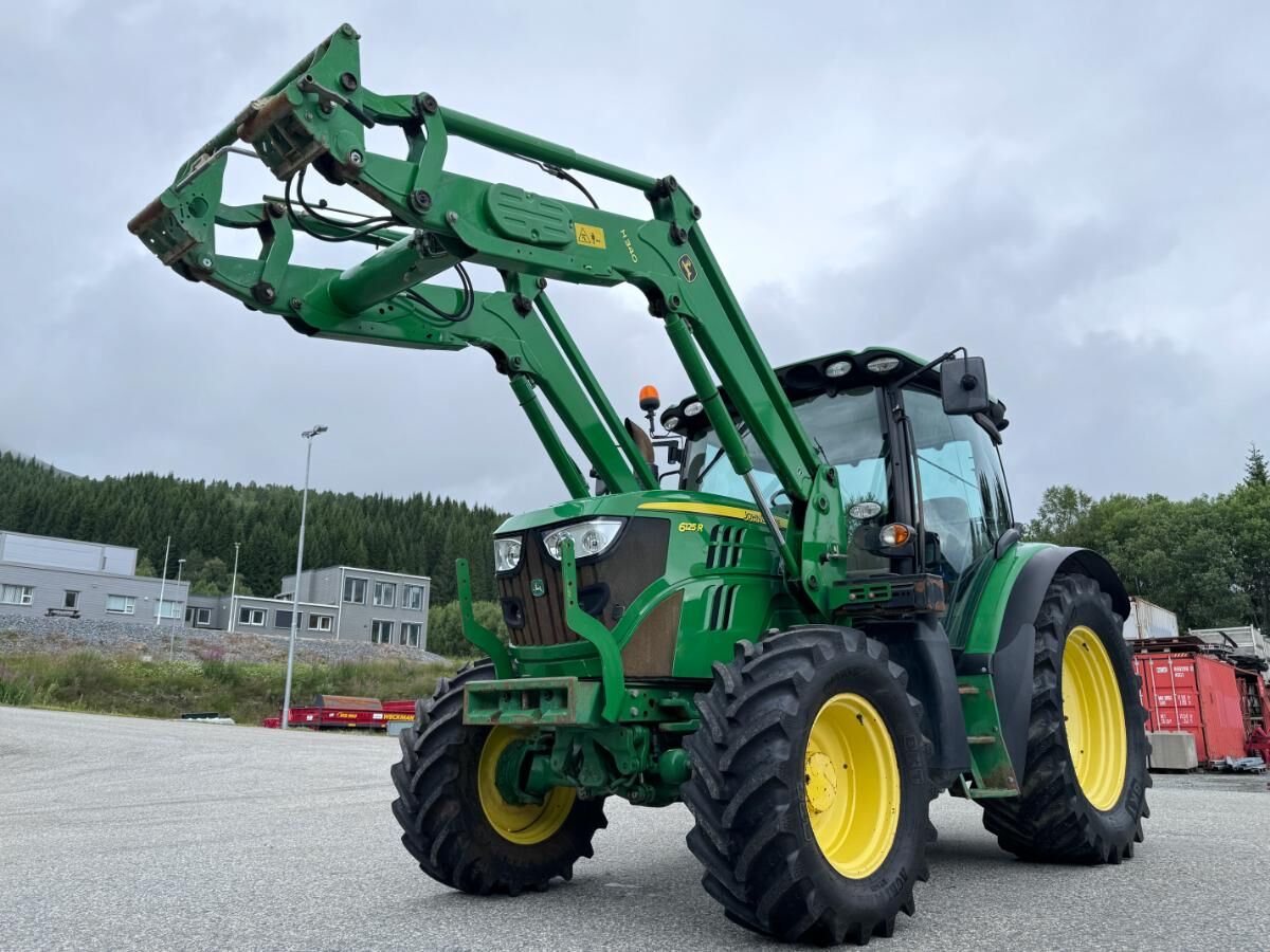 John Deere 6125 - R wheel tractor