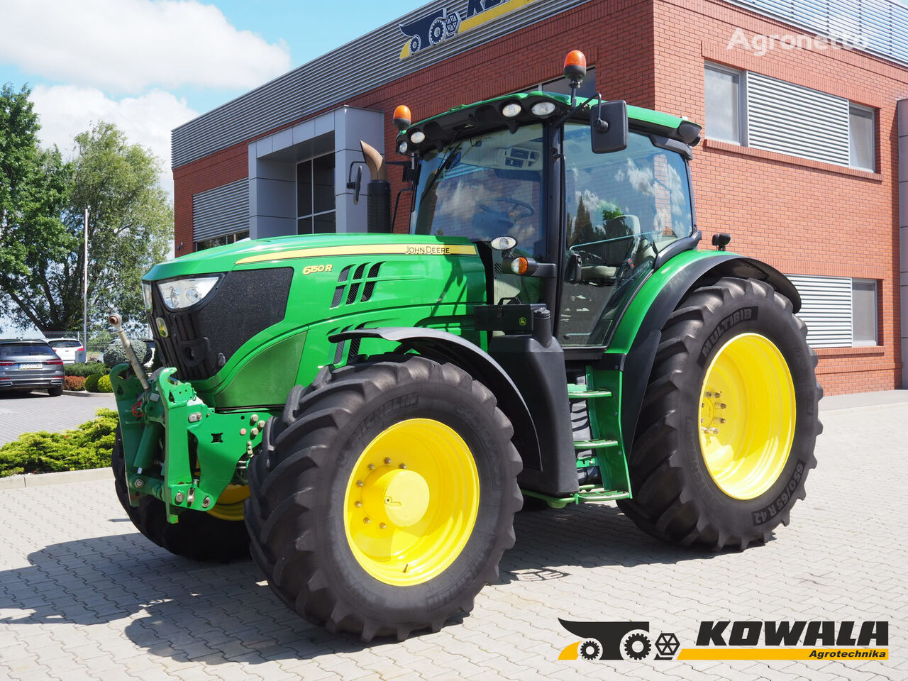 máy kéo bánh lốp John Deere 6150R