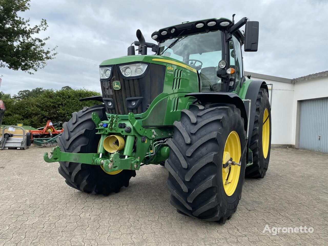 máy kéo bánh lốp John Deere 6215R