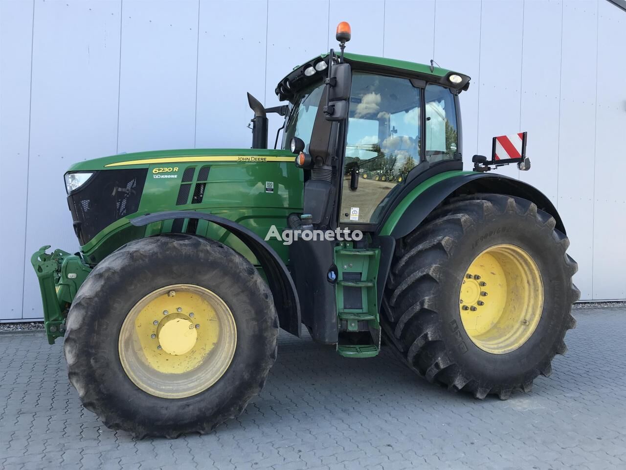 trattore gommato John Deere 6230R