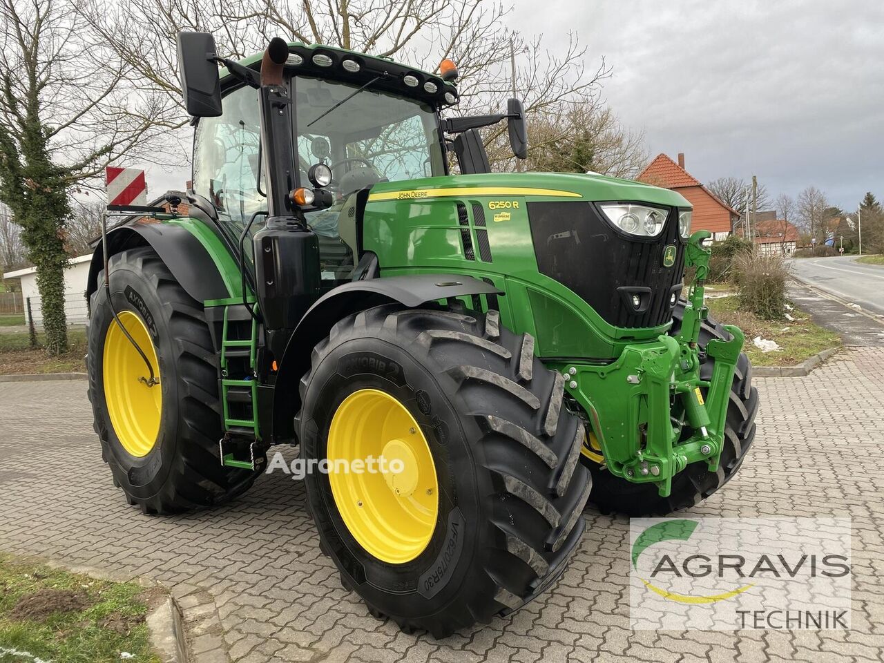 трактор колесный John Deere 6250R