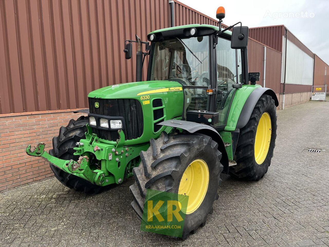 máy kéo bánh lốp John Deere 6330