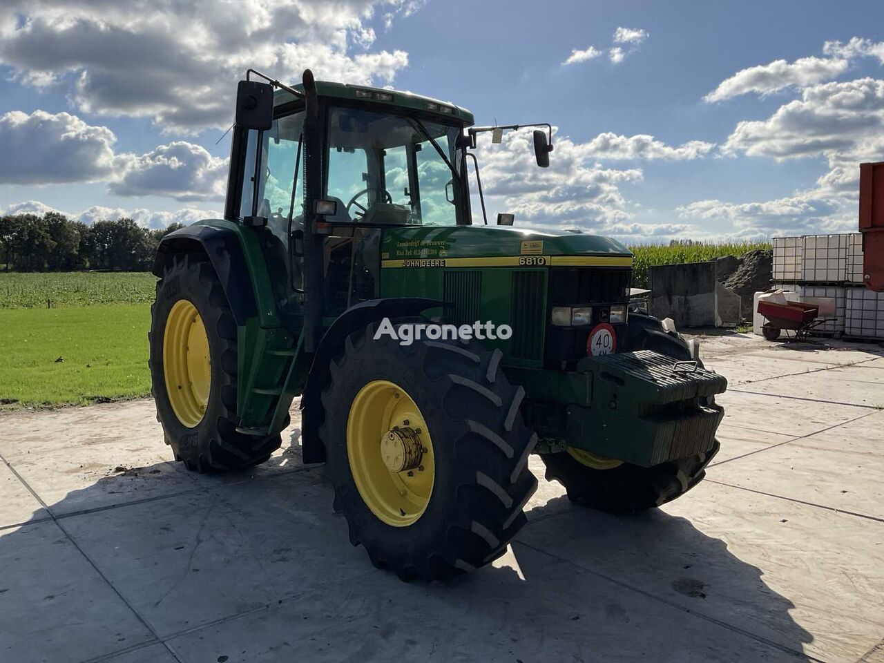 trattore gommato John Deere 6810