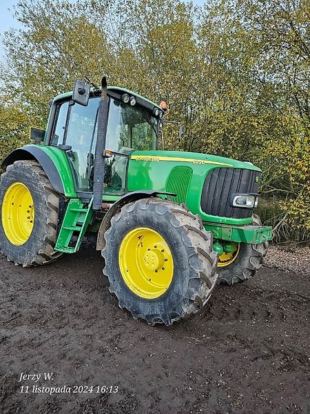 трактор колесный John Deere 6820