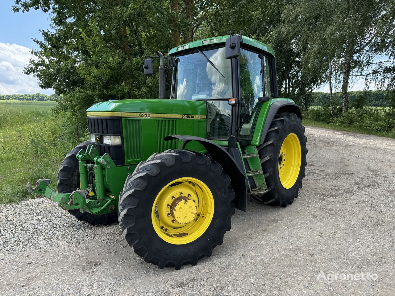 traktor na kolesih John Deere 6910