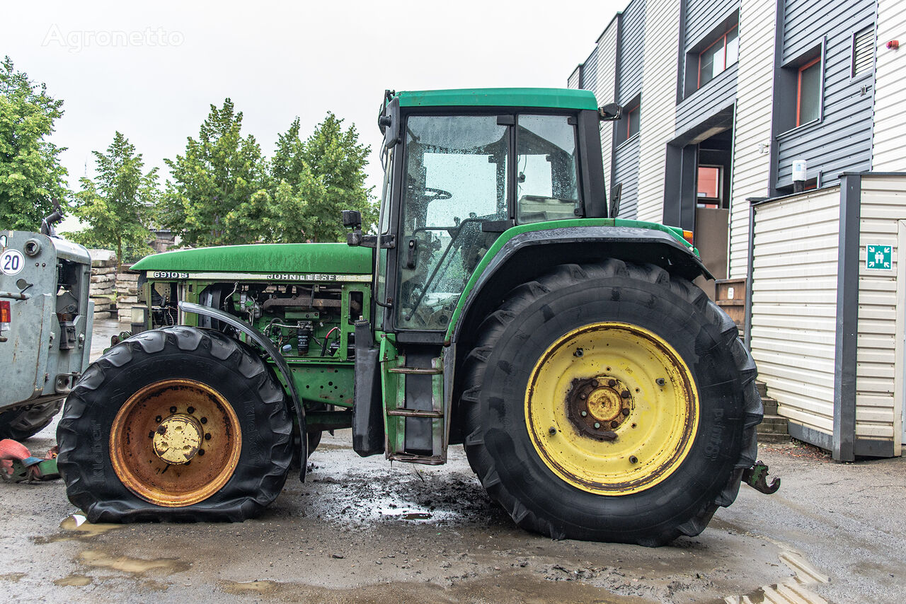 máy kéo bánh lốp John Deere 6910 S