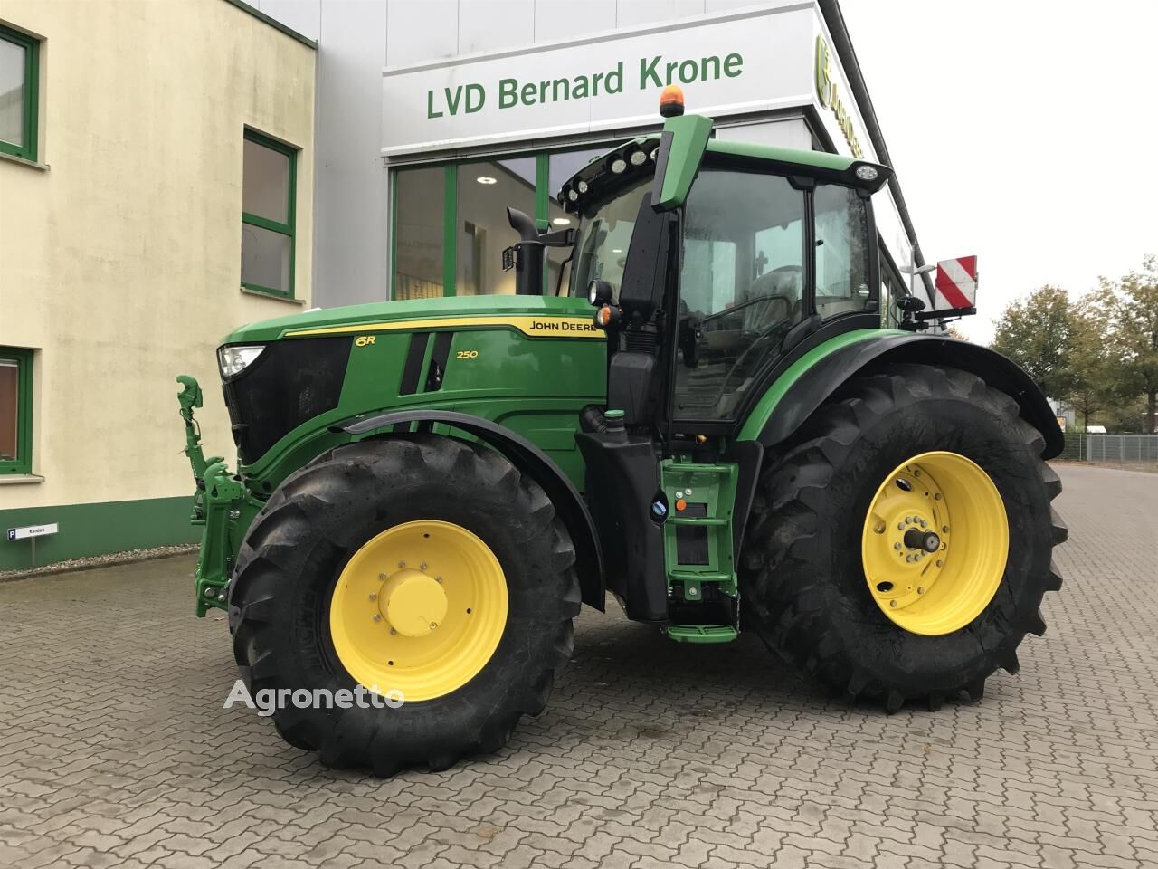 kolesový traktor John Deere 6R 250