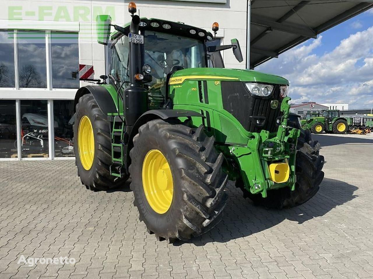 kolesový traktor John Deere 6r 250