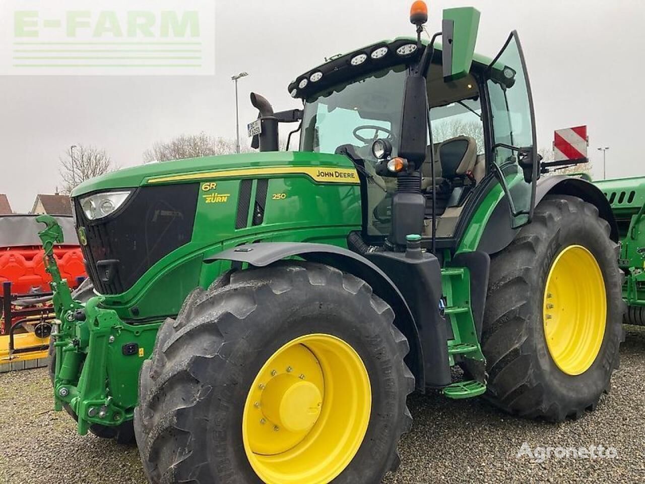 kolový traktor John Deere 6r250