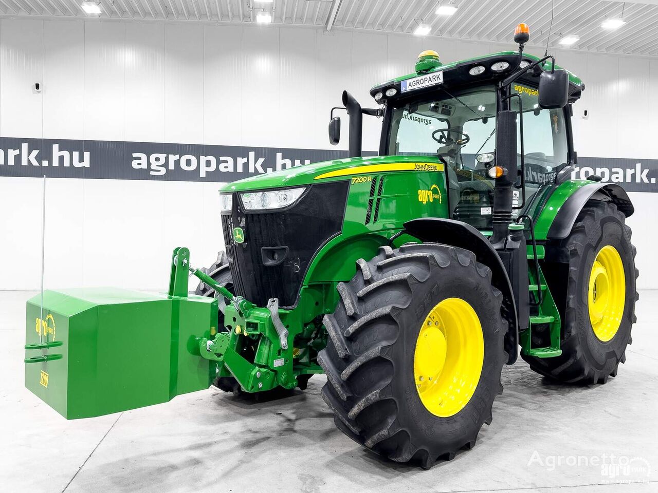 John Deere 7200R wheel tractor