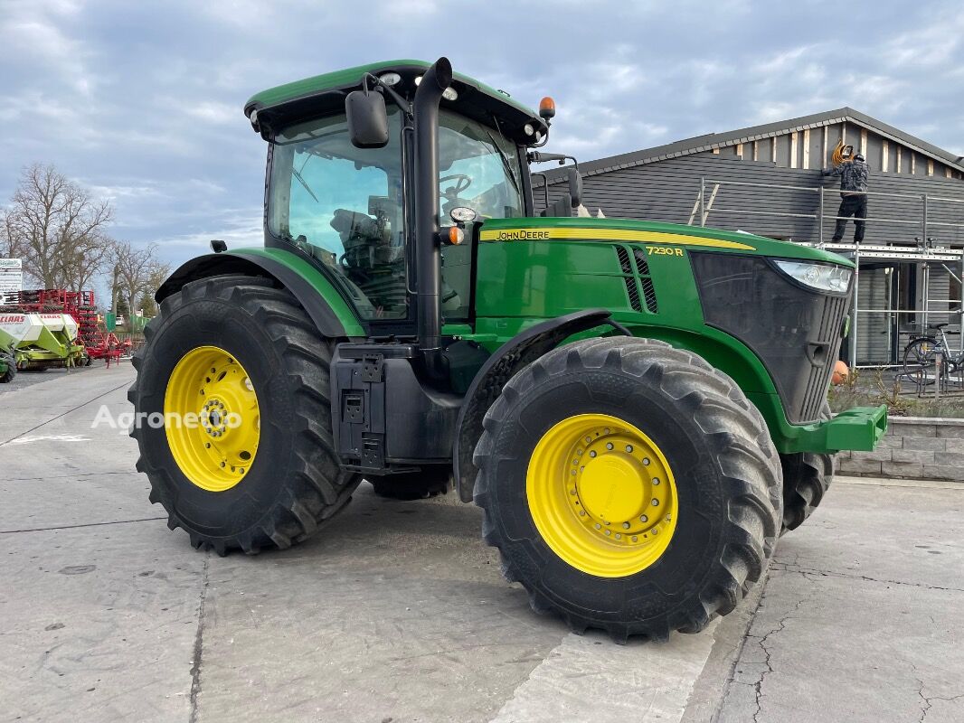 trattore gommato John Deere 7230 R