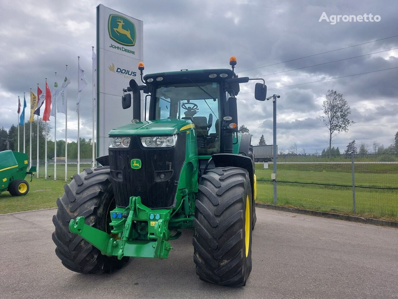 John Deere 7260R wheel tractor