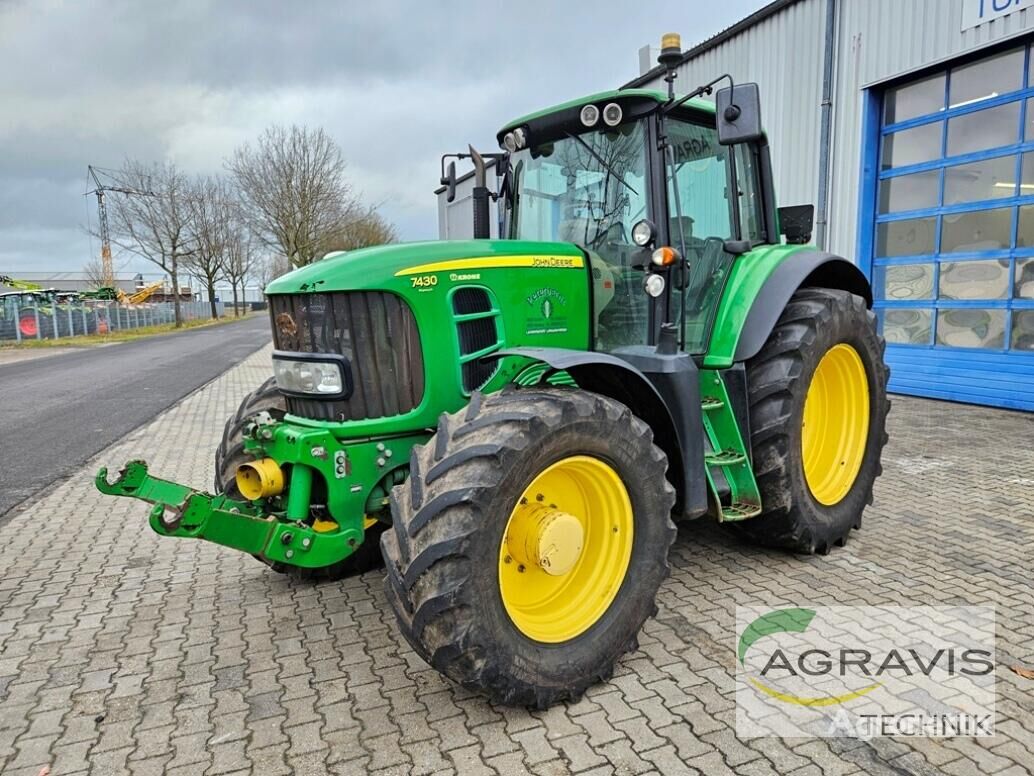 kolesový traktor John Deere 7430