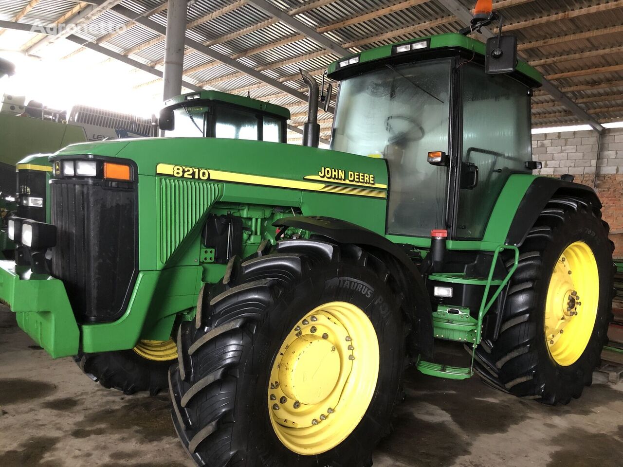 tracteur à roues John Deere 8210