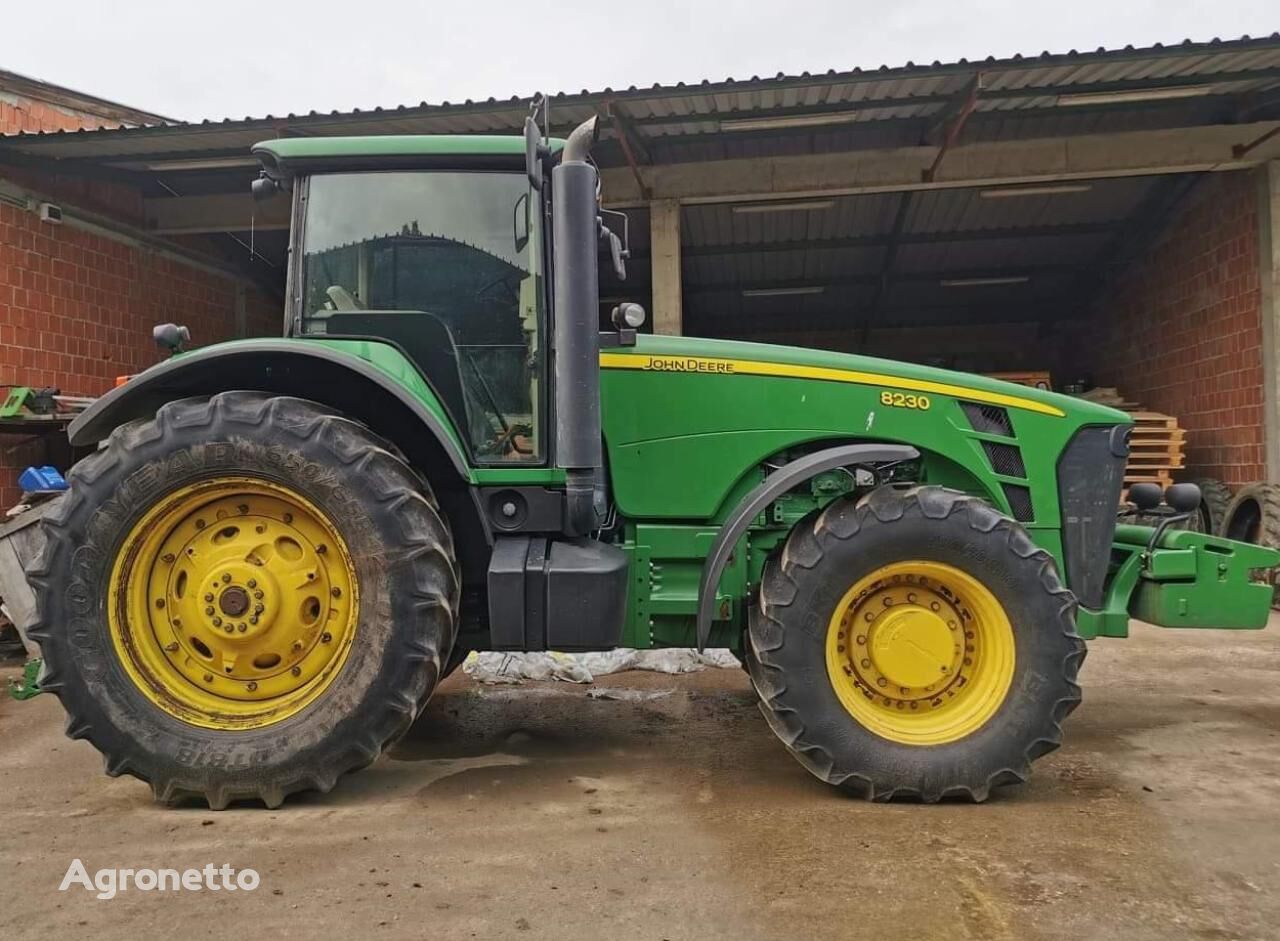 휠 트랙터 John Deere 8230 Powershift