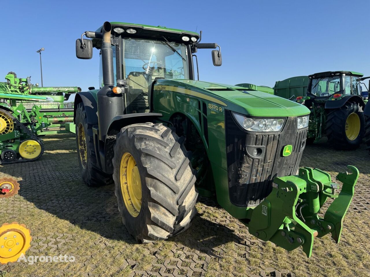 máy kéo bánh lốp John Deere 8370R