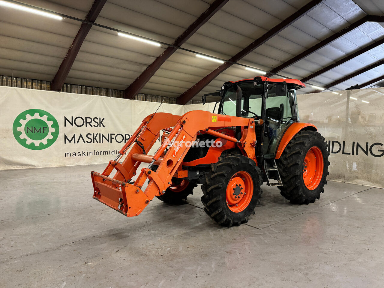 جرار بعجلات Kubota M9960