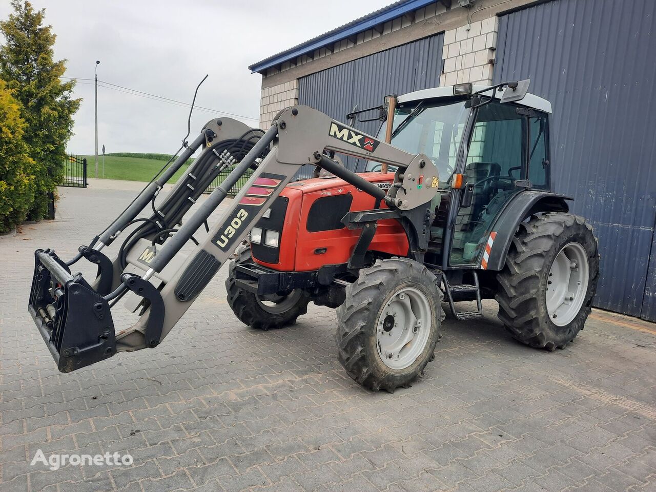 ciągnik kołowy Massey Ferguson 2210