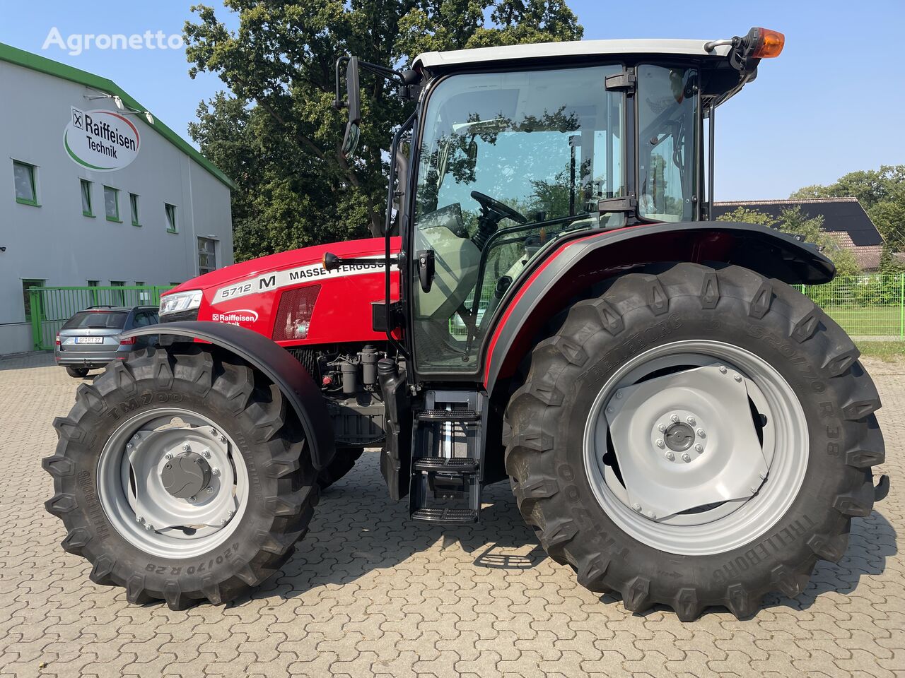 Massey Ferguson 5712M 4WD Cab Essential wheel tractor - Agronetto