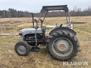 tracteur &agrave; roues Massey Ferguson Gr&aring;lle