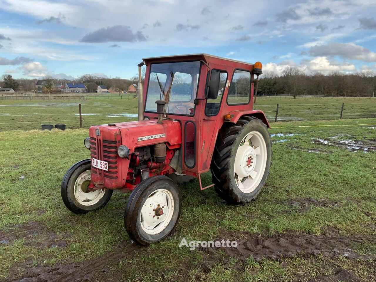 kolový traktor McCormick D 439International