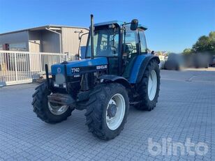 трактор колесный New Holland 7740