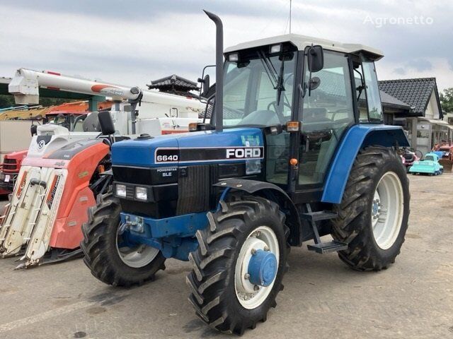 kolesový traktor New Holland TRACTOR(NEW HOLLAND)