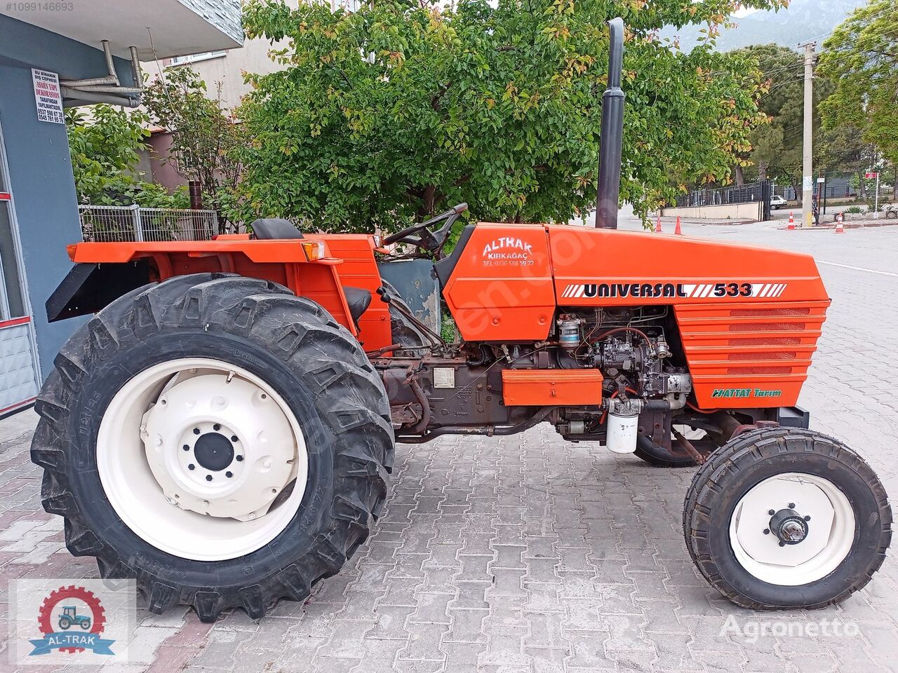 traktor na kolesih Universal 533