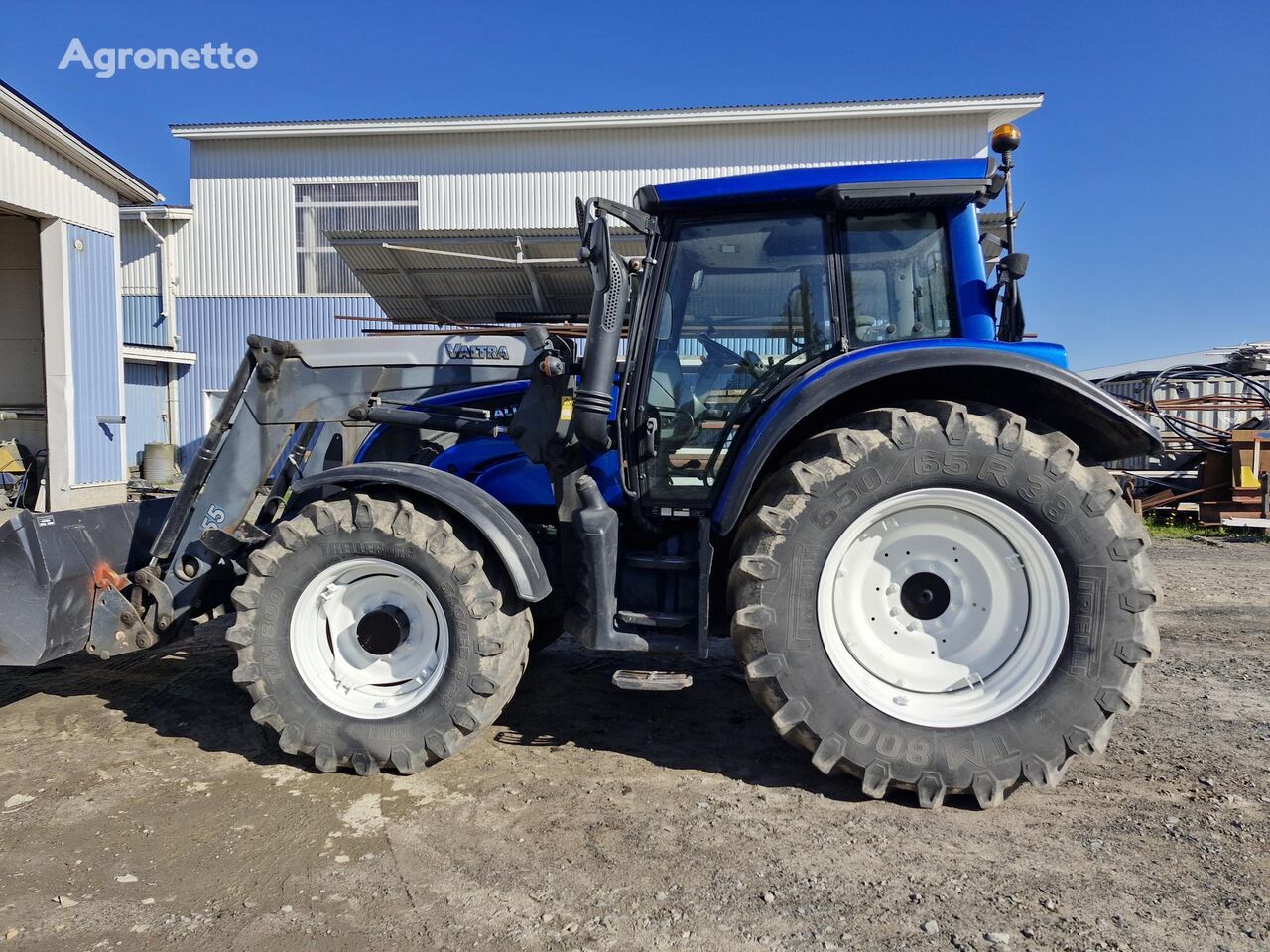 Valtra N142D Etukuormain+kauha+trukkipiikit tractor de ruedas