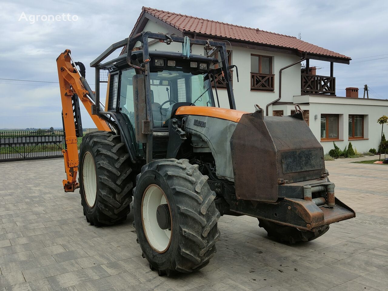 Valtra T131 z zabudową leśną Noremat Magistra 83T kosiarka 2 tractor de ruedas