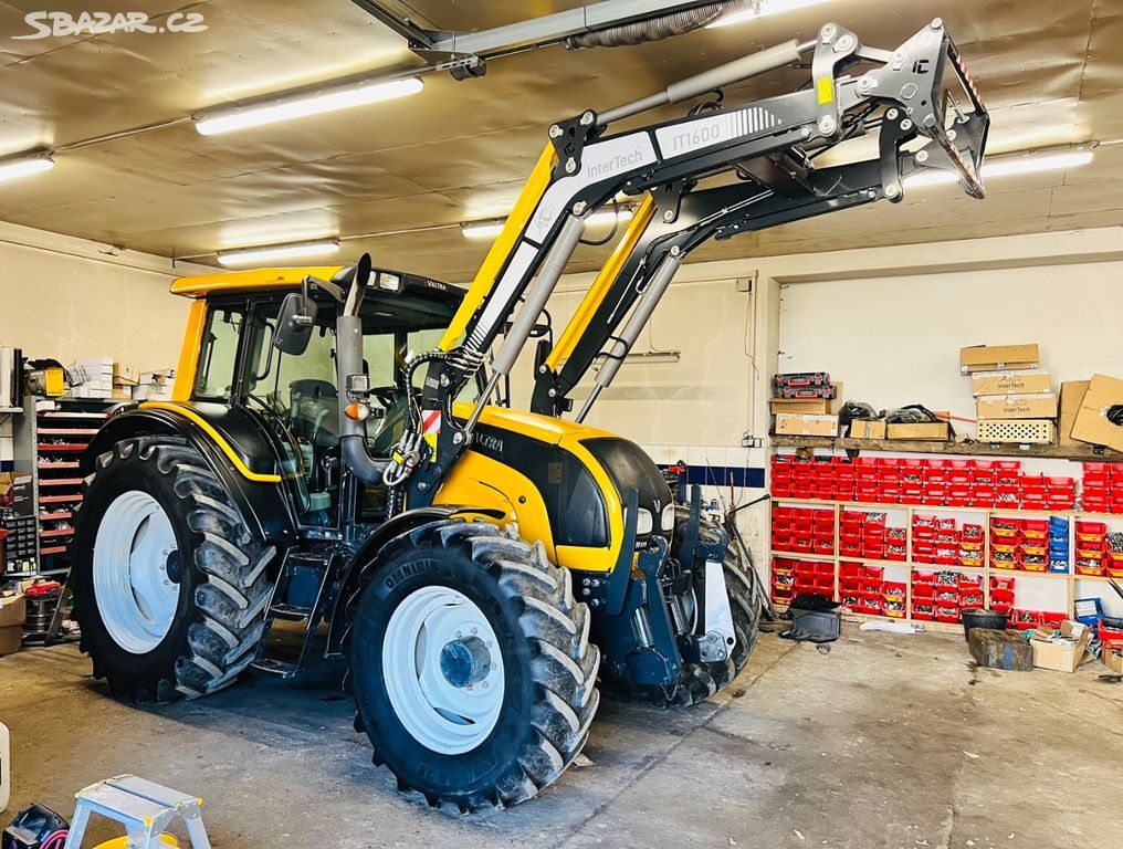 휠 트랙터 Valtra n111. Hi-tech